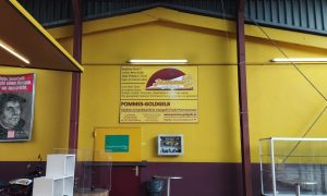 Innenwand der evangelischen Pommesbude „Pommes Goldgelb“ in Verden mit Dankesplakat und christlicher Botschaft.